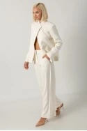 Σετ παντελόνι και blazer ασύμμετρο με μάο γιακά και κουμπί εκρού