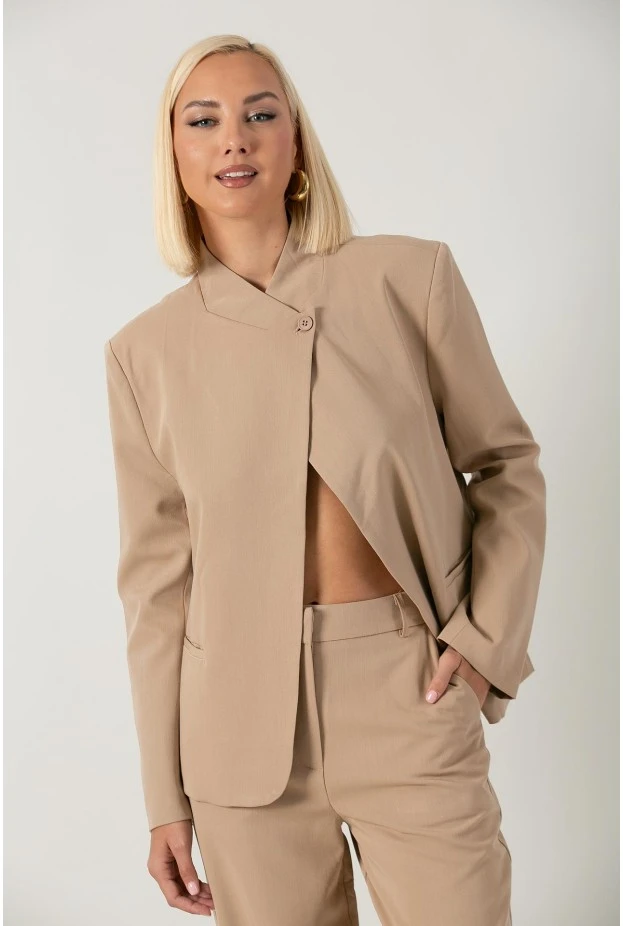 Σετ παντελόνι και blazer ασύμμετρο με μάο γιακά και κουμπί μπεζ