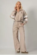 Σετ fly cropped jacket και παντελόνι cargo με λευκές λεπτομέρειες μπεζ