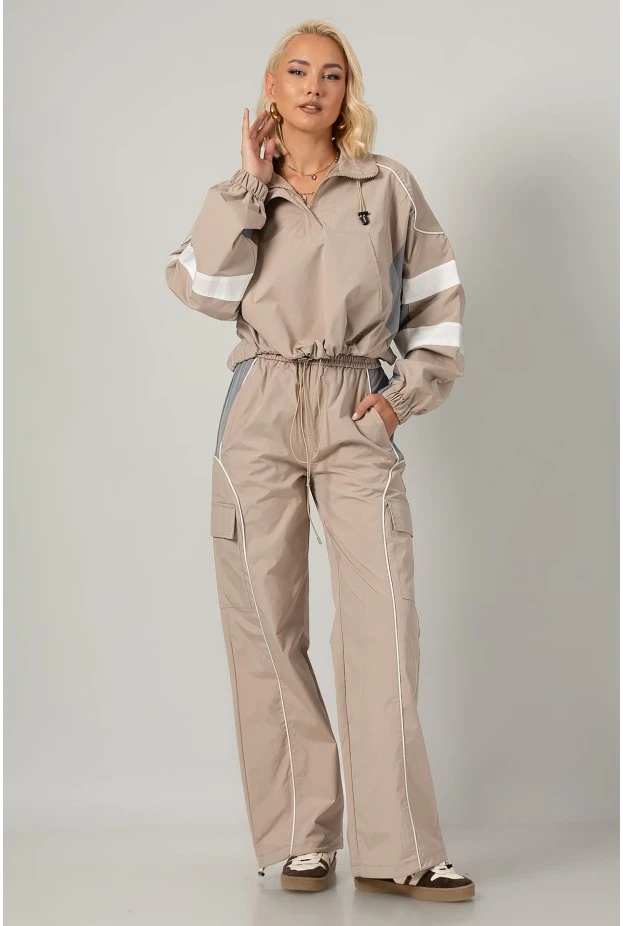 Σετ fly cropped jacket και παντελόνι cargo με λευκές λεπτομέρειες μπεζ