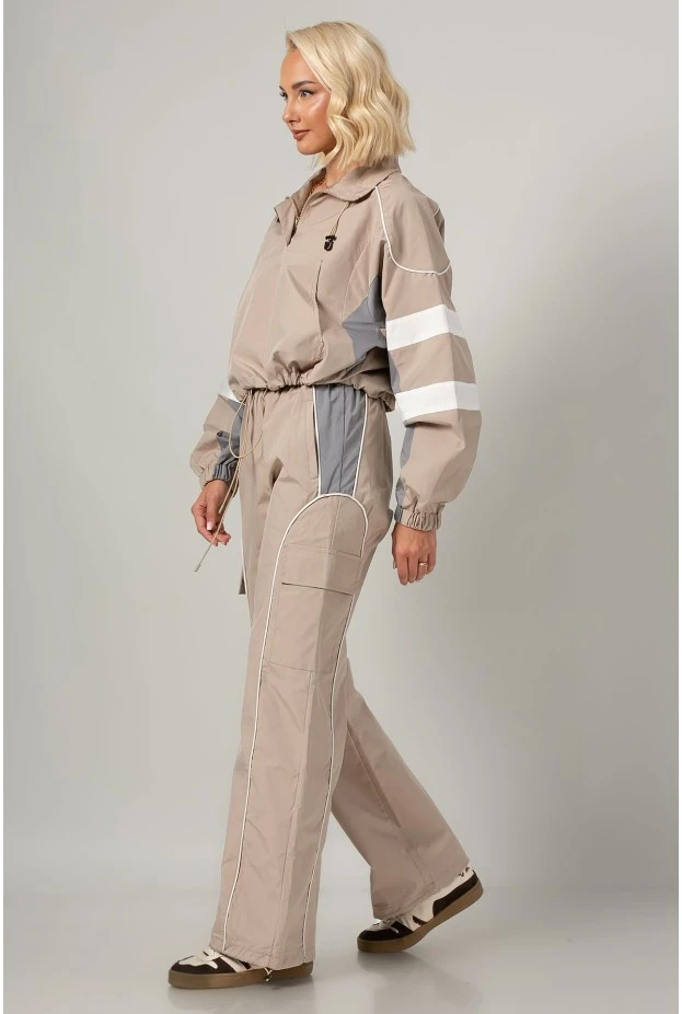 Σετ fly cropped jacket και παντελόνι cargo με λευκές λεπτομέρειες μπεζ