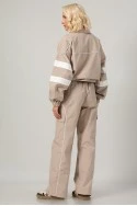 Σετ fly cropped jacket και παντελόνι cargo με λευκές λεπτομέρειες μπεζ