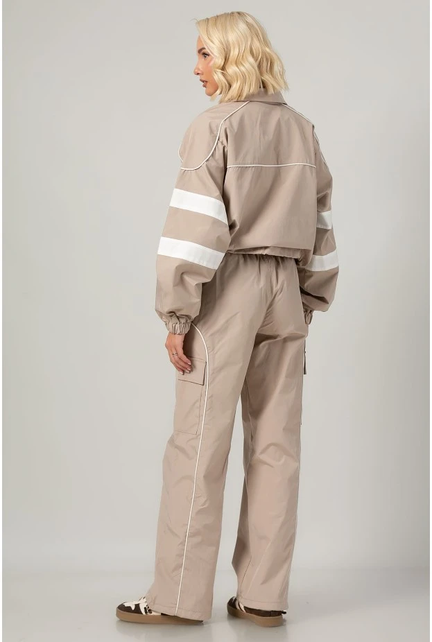 Σετ fly cropped jacket και παντελόνι cargo με λευκές λεπτομέρειες μπεζ