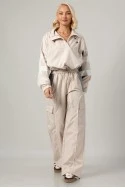 Σετ fly cropped jacket και παντελόνι cargo με λευκές λεπτομέρειες μπεζ ανοιχτό