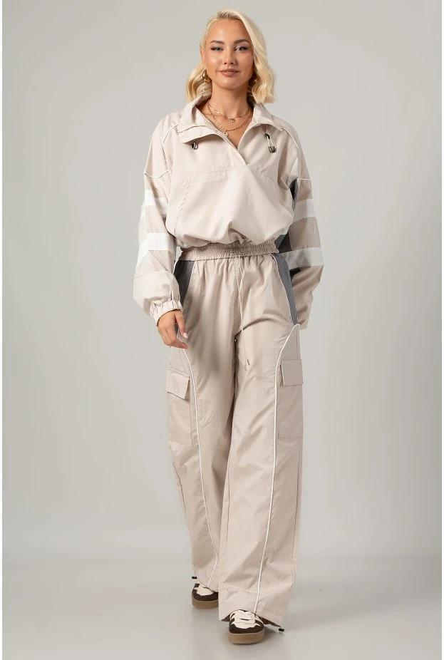 Σετ fly cropped jacket και παντελόνι cargo με λευκές λεπτομέρειες μπεζ ανοιχτό