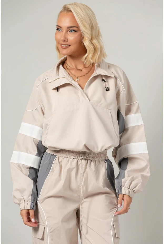 Σετ fly cropped jacket και παντελόνι cargo με λευκές λεπτομέρειες μπεζ ανοιχτό