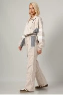 Σετ fly cropped jacket και παντελόνι cargo με λευκές λεπτομέρειες μπεζ ανοιχτό