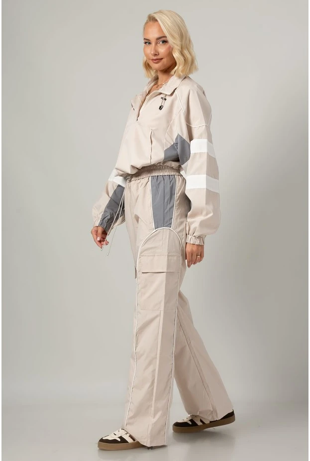 Σετ fly cropped jacket και παντελόνι cargo με λευκές λεπτομέρειες μπεζ ανοιχτό