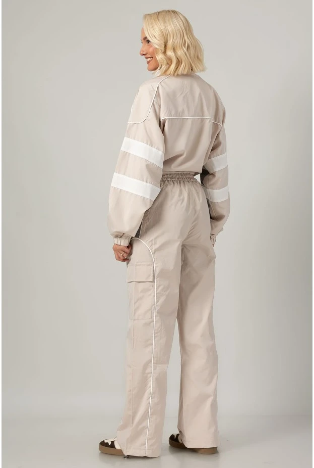 Σετ fly cropped jacket και παντελόνι cargo με λευκές λεπτομέρειες μπεζ ανοιχτό