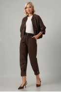 Σετ jacket bomber σουέντ με τρουακάρ μανίκια και παντελόνι με ζώνη καφέ