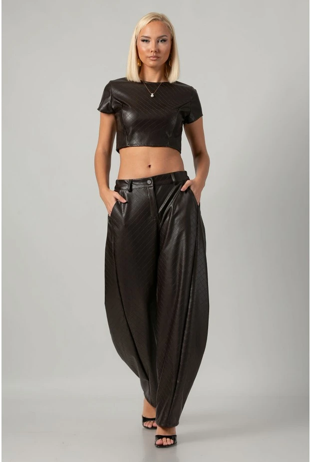 Σετ leather καπιτονέ crop top με φερμουάρ και παντελόνι balloon καφέ