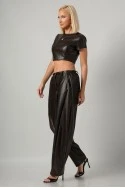 Σετ leather καπιτονέ crop top με φερμουάρ και παντελόνι balloon καφέ