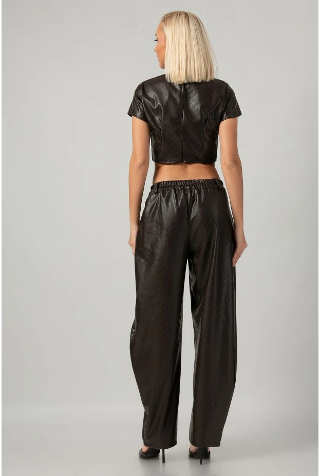 Σετ leather καπιτονέ crop top με φερμουάρ και παντελόνι balloon καφέ