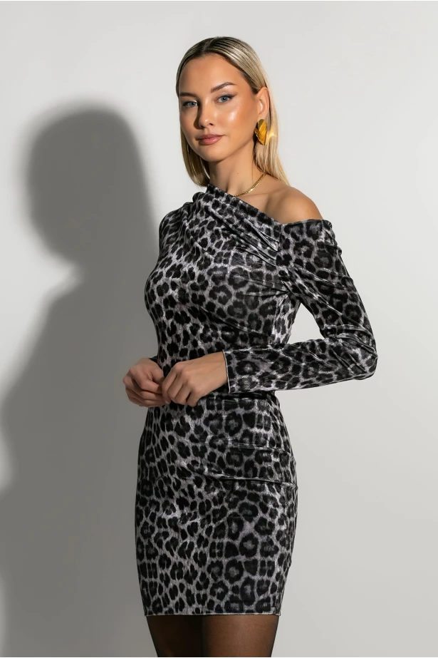 Μίνι φόρεμα leopard print βελούρ με λοξή λαιμόκοψη γκρι Μίνι φόρεμα leopard print βελούρ με λοξή λαιμόκοψη γκρι
