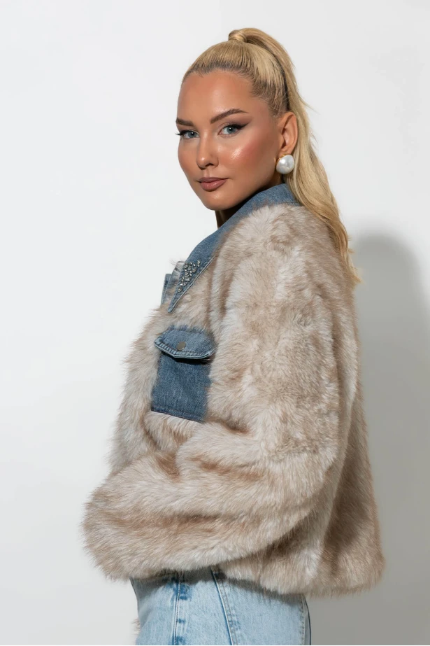 Γούνινο jacket με τζιν λεπτομέρειες και στρας στον γιακά μπεζ