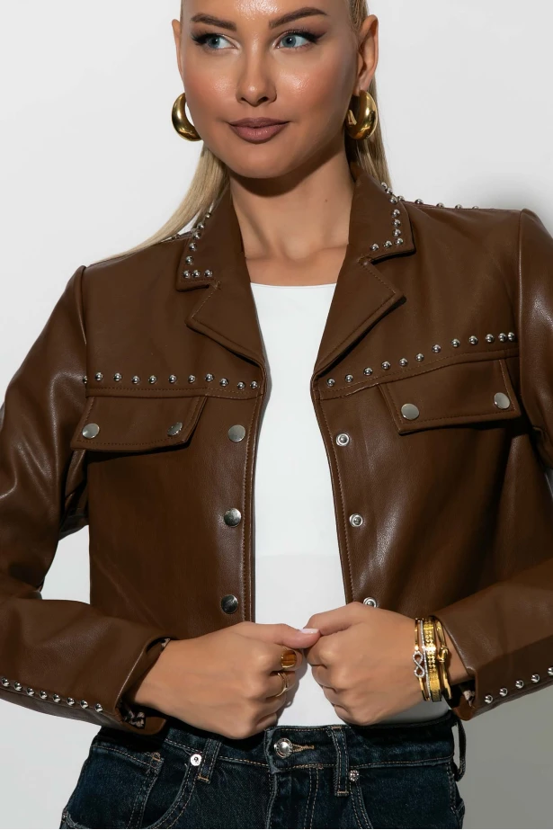 Cropped leather jacket με τρουκς καφέ
