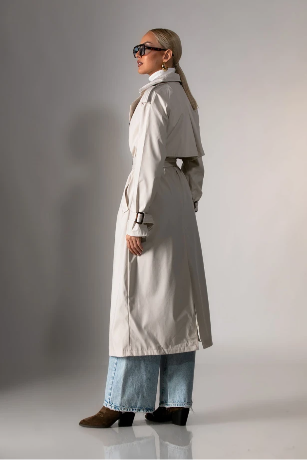 Καμπαρτίνα με λεπτομέρειες κουμπιά και ζώνη εκρού 