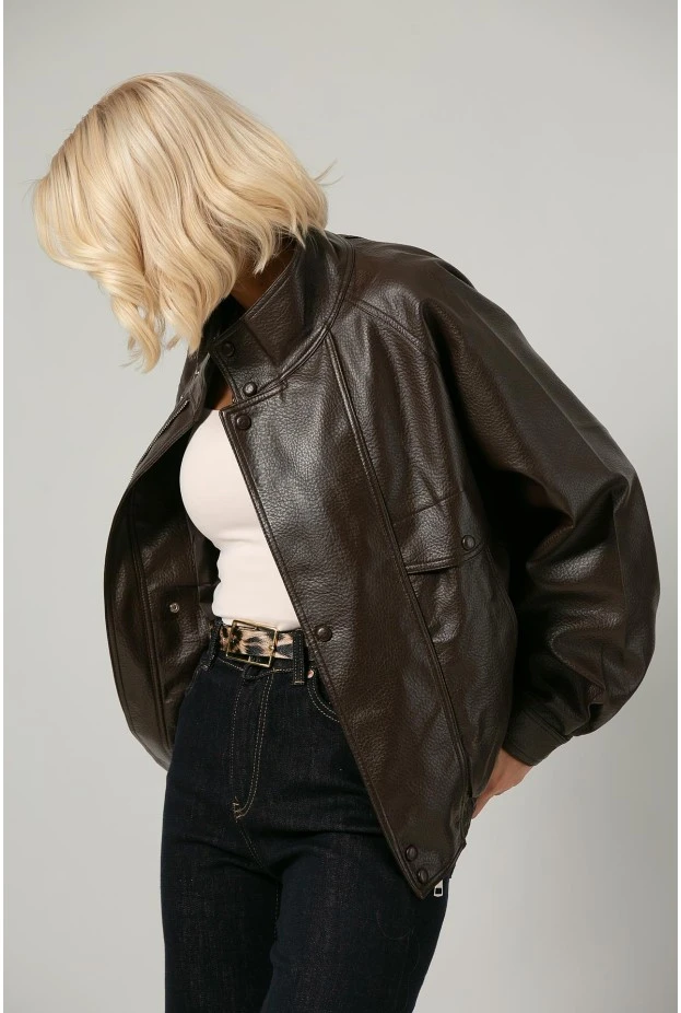 Leather jacket με ψηλό λαιμό και λάστιχο στη μέση καφέ