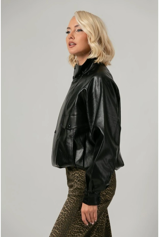 Leather jacket με ψηλό λαιμό και λάστιχο στη μέση μαύρο