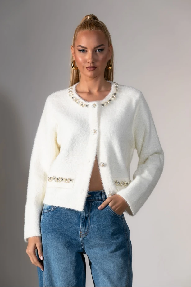Ζακέτα μοχέρ με χνουδωτή υφή και λεπτομέρειες πέρλες στον γιακά λευκό