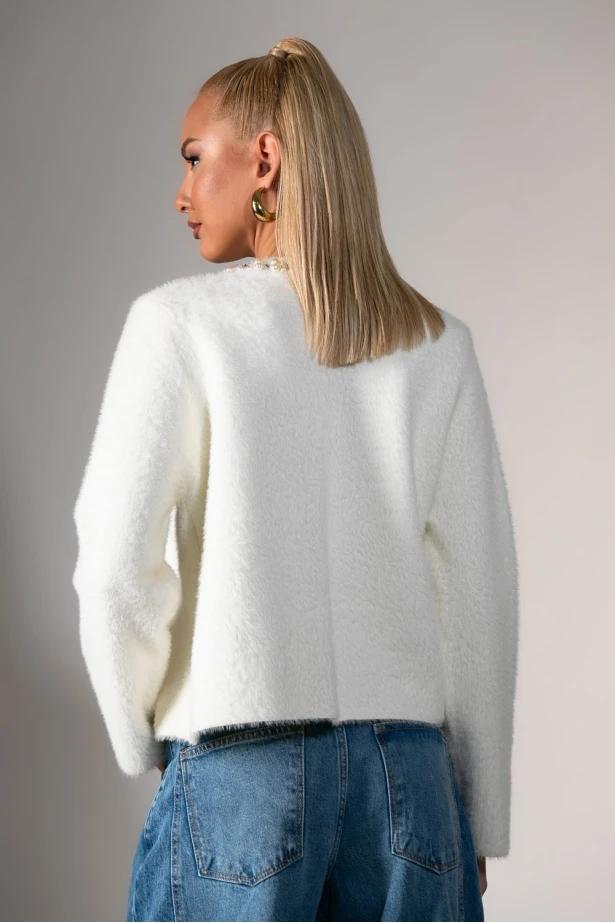 Ζακέτα μοχέρ με χνουδωτή υφή και λεπτομέρειες πέρλες στον γιακά λευκό