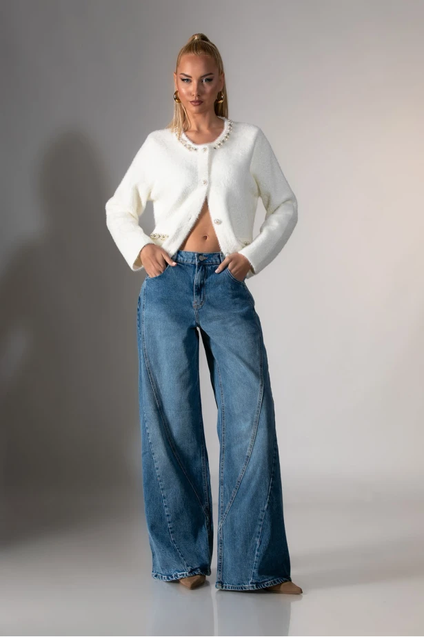 Ζακέτα μοχέρ με χνουδωτή υφή και λεπτομέρειες πέρλες στον γιακά λευκό