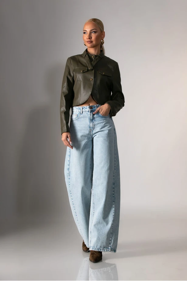 Cropped leather jacket με κουμπιά και λεπτομέρεια στον γιακά χακί