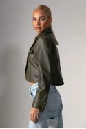 Cropped leather jacket με κουμπιά και λεπτομέρεια στον γιακά χακί