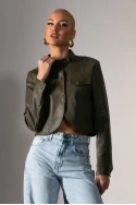 Cropped leather jacket με κουμπιά και λεπτομέρεια στον γιακά χακί