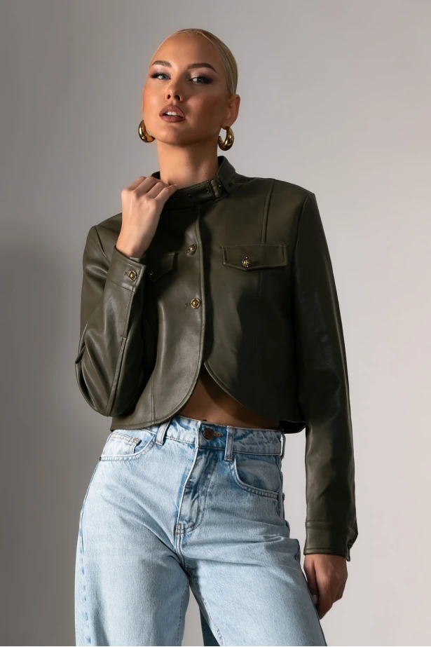 Cropped leather jacket με κουμπιά και λεπτομέρεια στον γιακά χακί