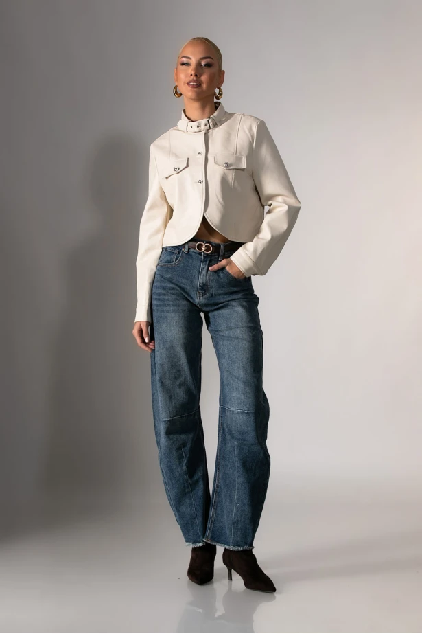 Cropped leather jacket με κουμπιά και λεπτομέρεια στον γιακά εκρού