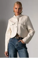 Cropped leather jacket με κουμπιά και λεπτομέρεια στον γιακά εκρού