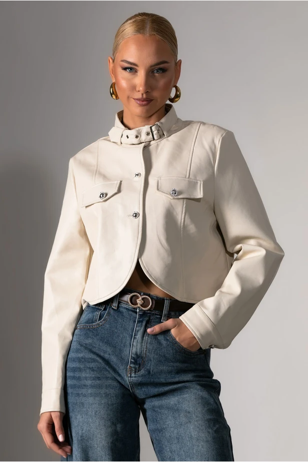 Cropped leather jacket με κουμπιά και λεπτομέρεια στον γιακά εκρού