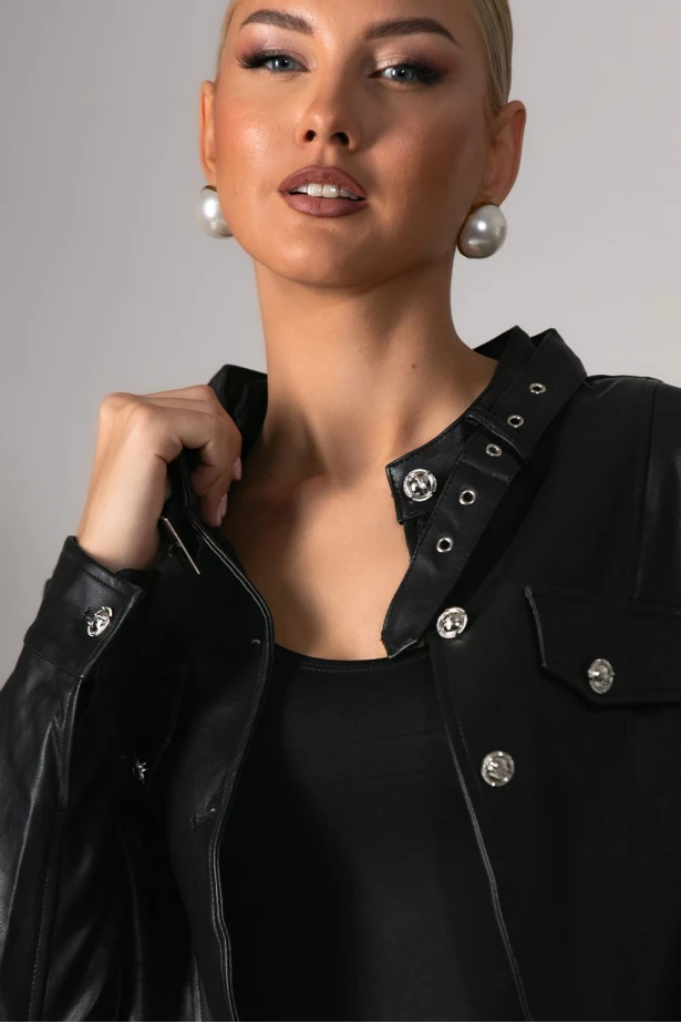Cropped leather jacket με κουμπιά και λεπτομέρεια στον γιακά μαύρο
