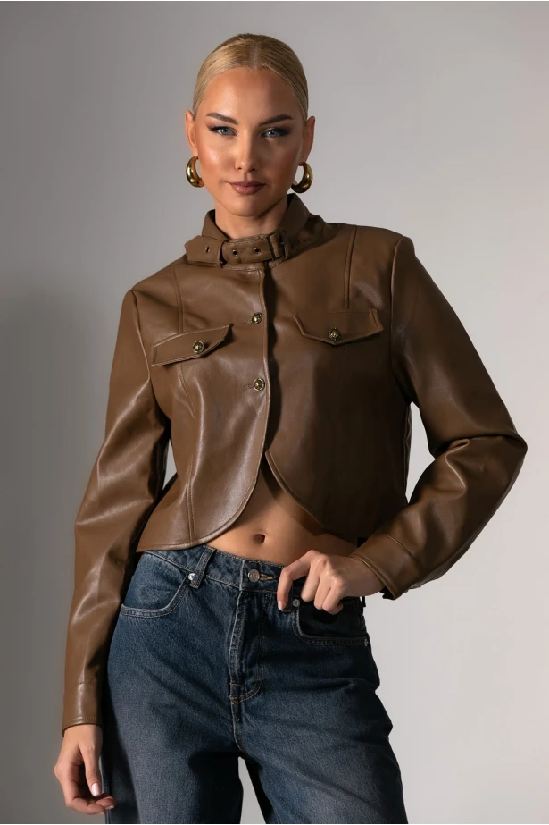 Cropped leather jacket με κουμπιά και λεπτομέρεια στον γιακά καφέ