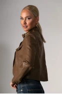 Cropped leather jacket με κουμπιά και λεπτομέρεια στον γιακά καφέ