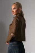 Cropped leather jacket με κουμπιά και λεπτομέρεια στον γιακά καφέ