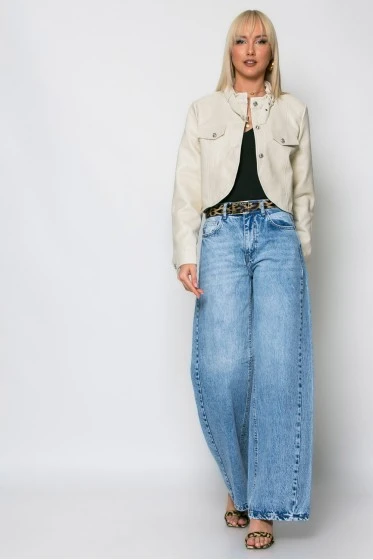 Cropped leather jacket με κουμπιά και λεπτομέρεια στον γιακά εκρού
