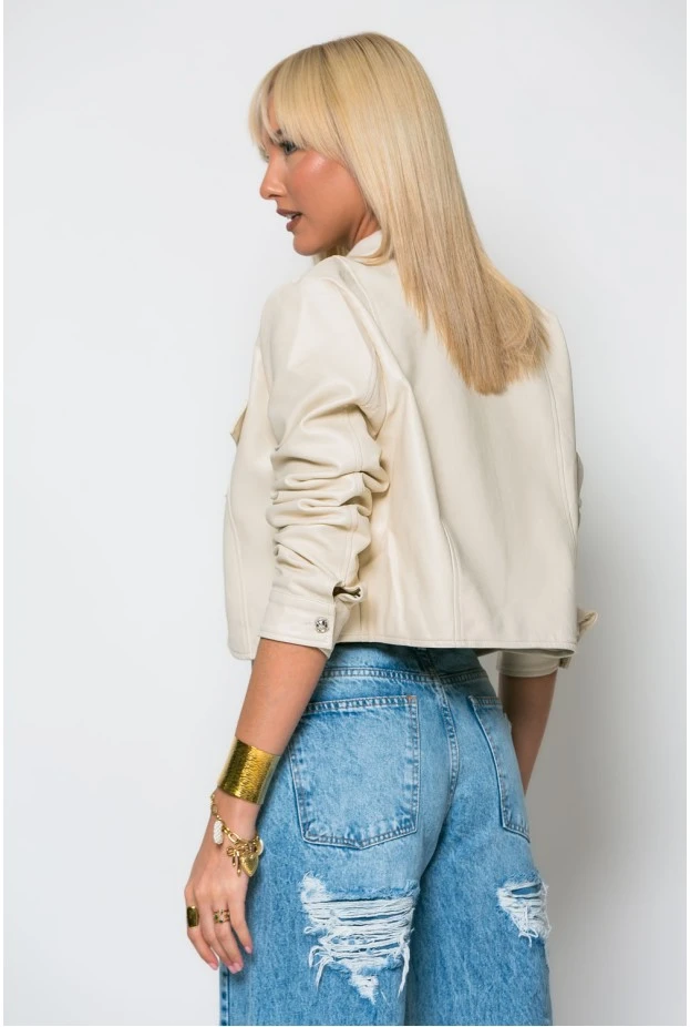 Cropped leather jacket με κουμπιά και λεπτομέρεια στον γιακά εκρού