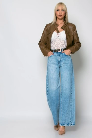 Cropped leather jacket με κουμπιά και λεπτομέρεια στον γιακά εκρού