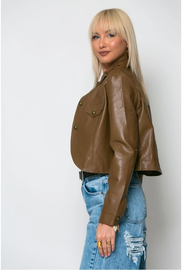 Cropped leather jacket με κουμπιά και λεπτομέρεια στον γιακά καφέ