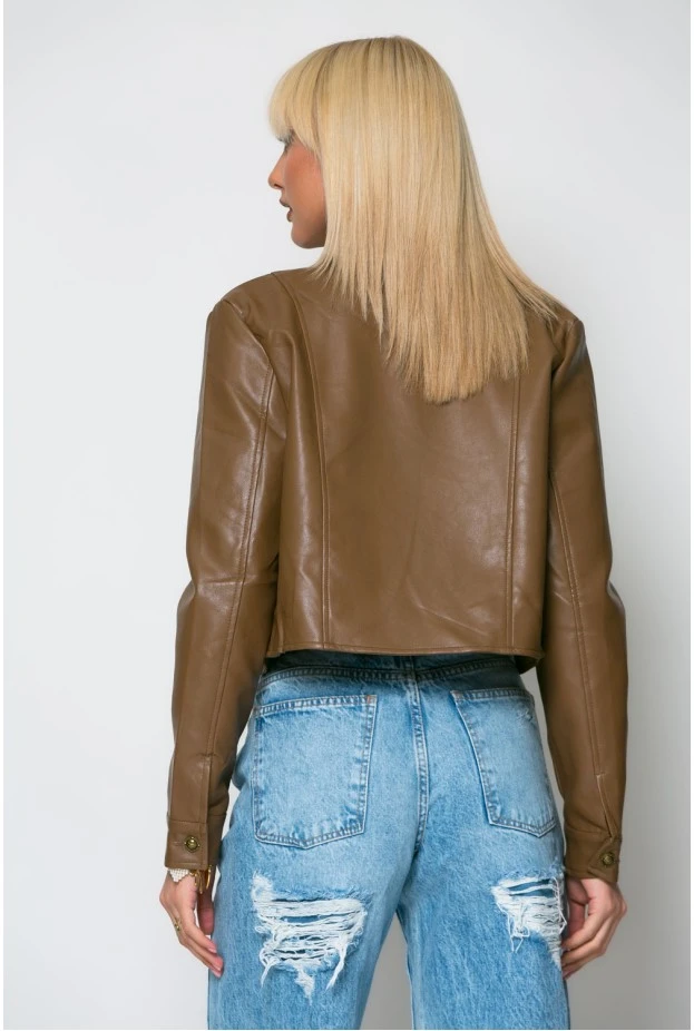 Cropped leather jacket με κουμπιά και λεπτομέρεια στον γιακά καφέ