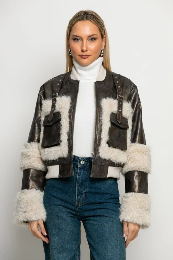 Leather jacket με γούνινες λεπτομέρειες και τσέπες καφέ