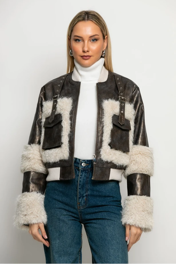 Leather jacket με γούνινες λεπτομέρειες και τσέπες καφέ Leather jacket με γούνινες λεπτομέρειες και τσέπες καφέ