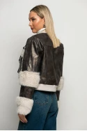 Leather jacket με γούνινες λεπτομέρειες και τσέπες καφέ Leather jacket με γούνινες λεπτομέρειες και τσέπες καφέ