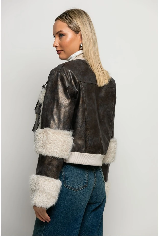 Leather jacket με γούνινες λεπτομέρειες και τσέπες καφέ