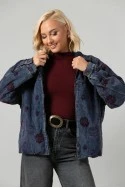 Jean jacket με βελουτέ λουλούδια και γούνινη επένδυση μπλε-βουργουνδί