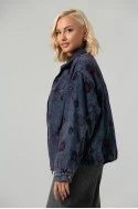 Jean jacket με βελουτέ λουλούδια και γούνινη επένδυση μπλε-βουργουνδί