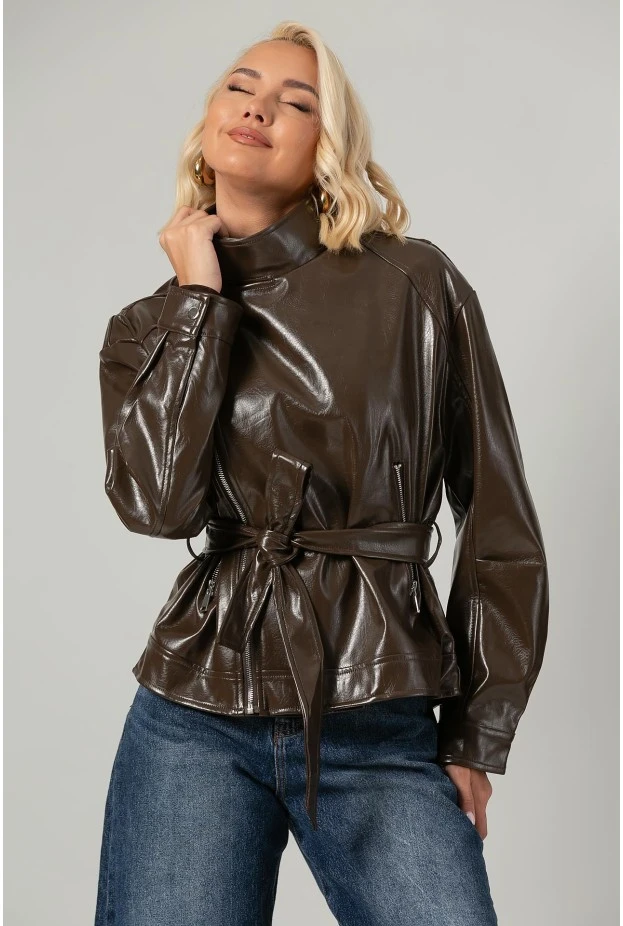 Leather jacket με ψηλό λαιμό και ζώνη καφέ