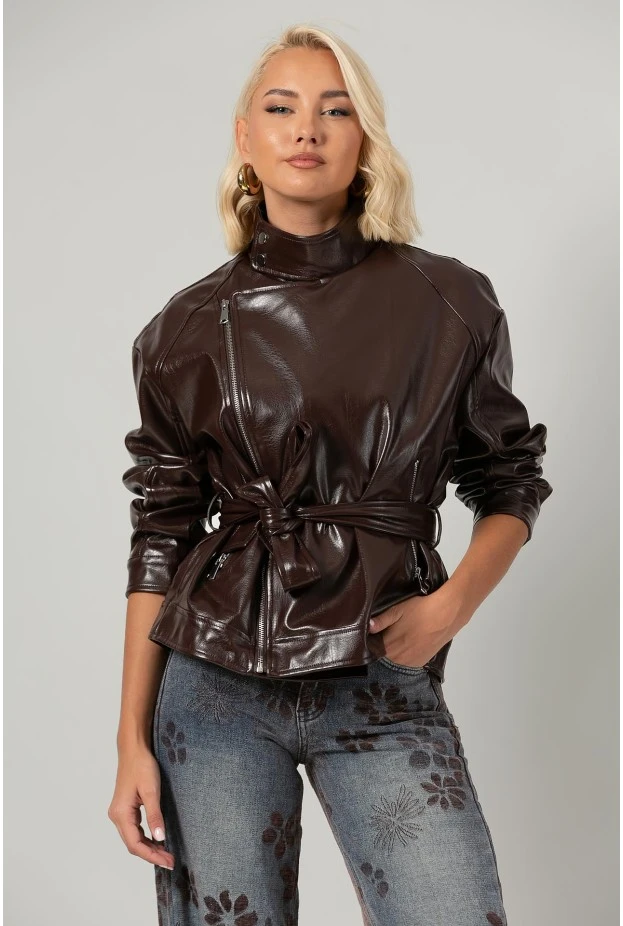 Leather jacket με ψηλό λαιμό και ζώνη μπορντό